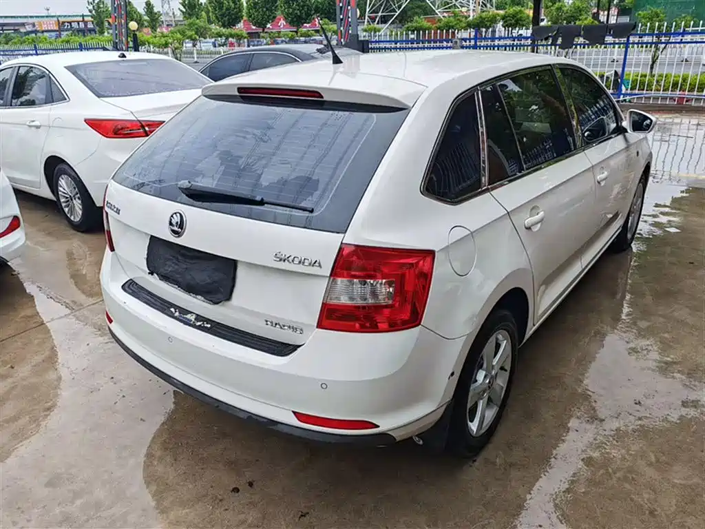 Škoda Skoda Rapid Spaceback 2014 1.6L Automatic Joy Edition фото 3