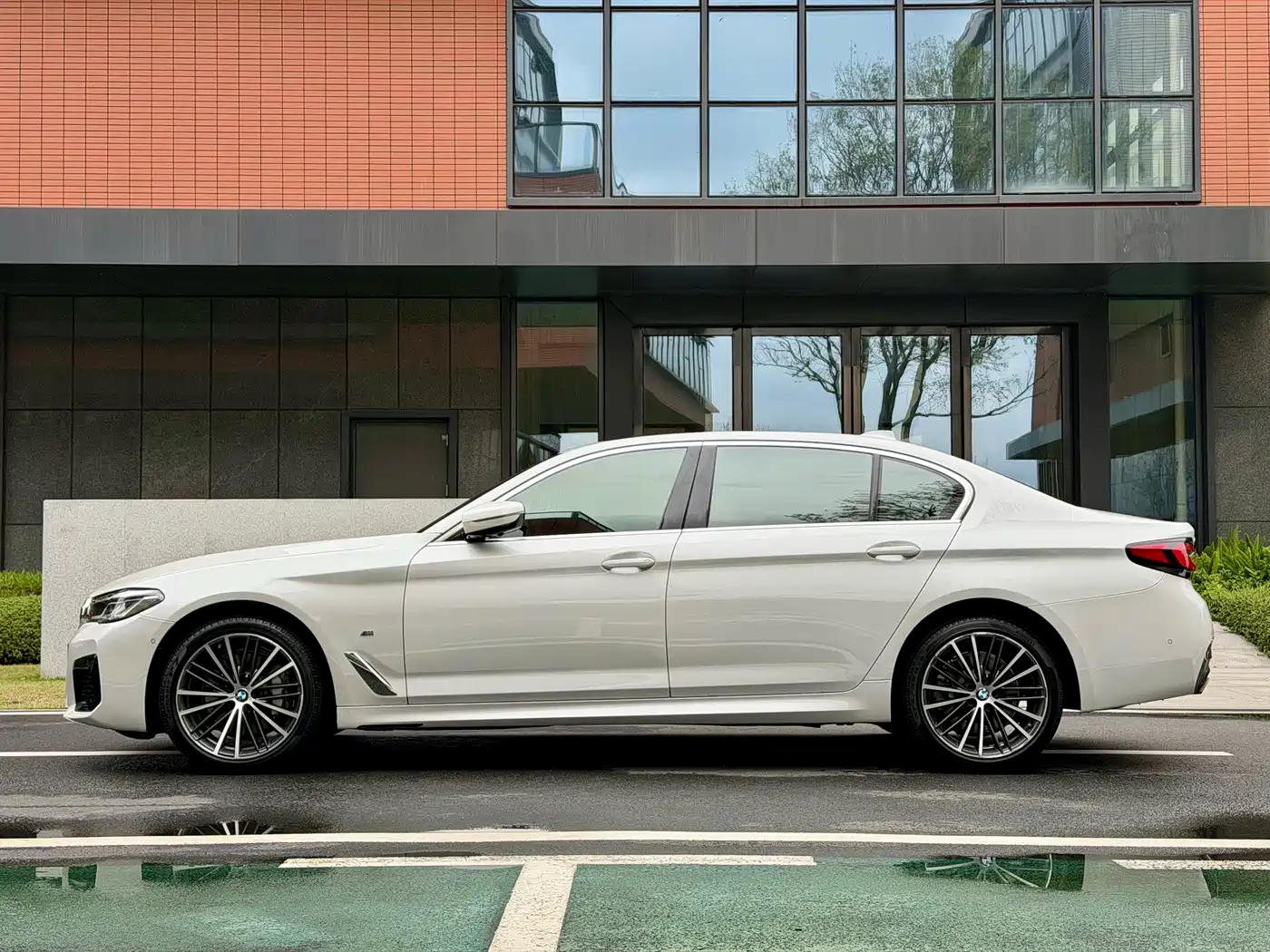 BMW 5 Series 2022 530Li Leading M Sport Package фото 7