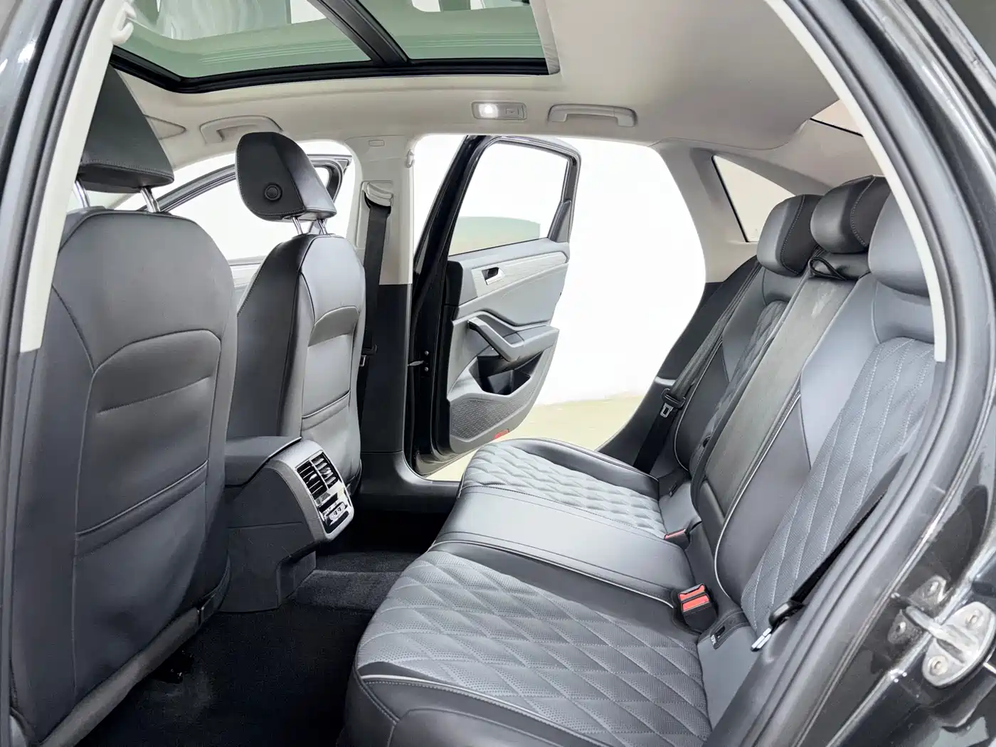 Volkswagen Sagitar 2023 Model Year 280TSI DSG Surpass Edition фото 10