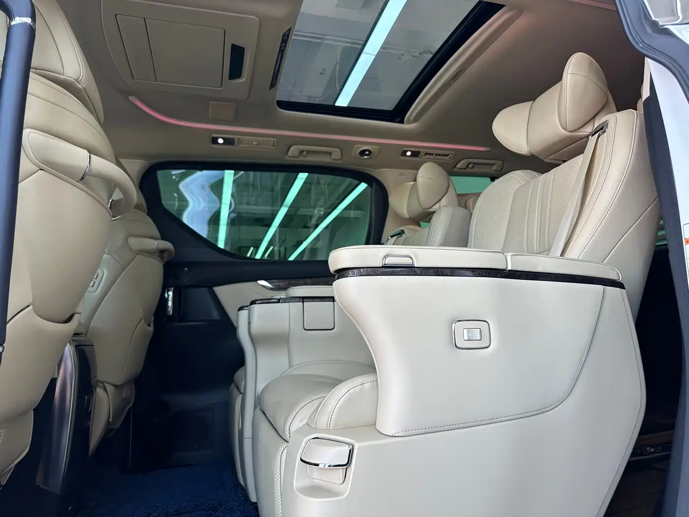 Toyota Vellfire 2021 Crown Hybrid 2.5L HV Premium Edition фото 13