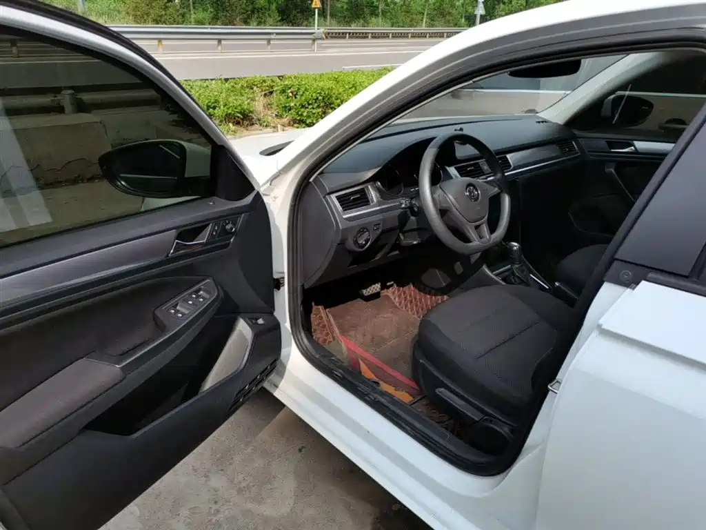 VOLKSWAGEN BORA