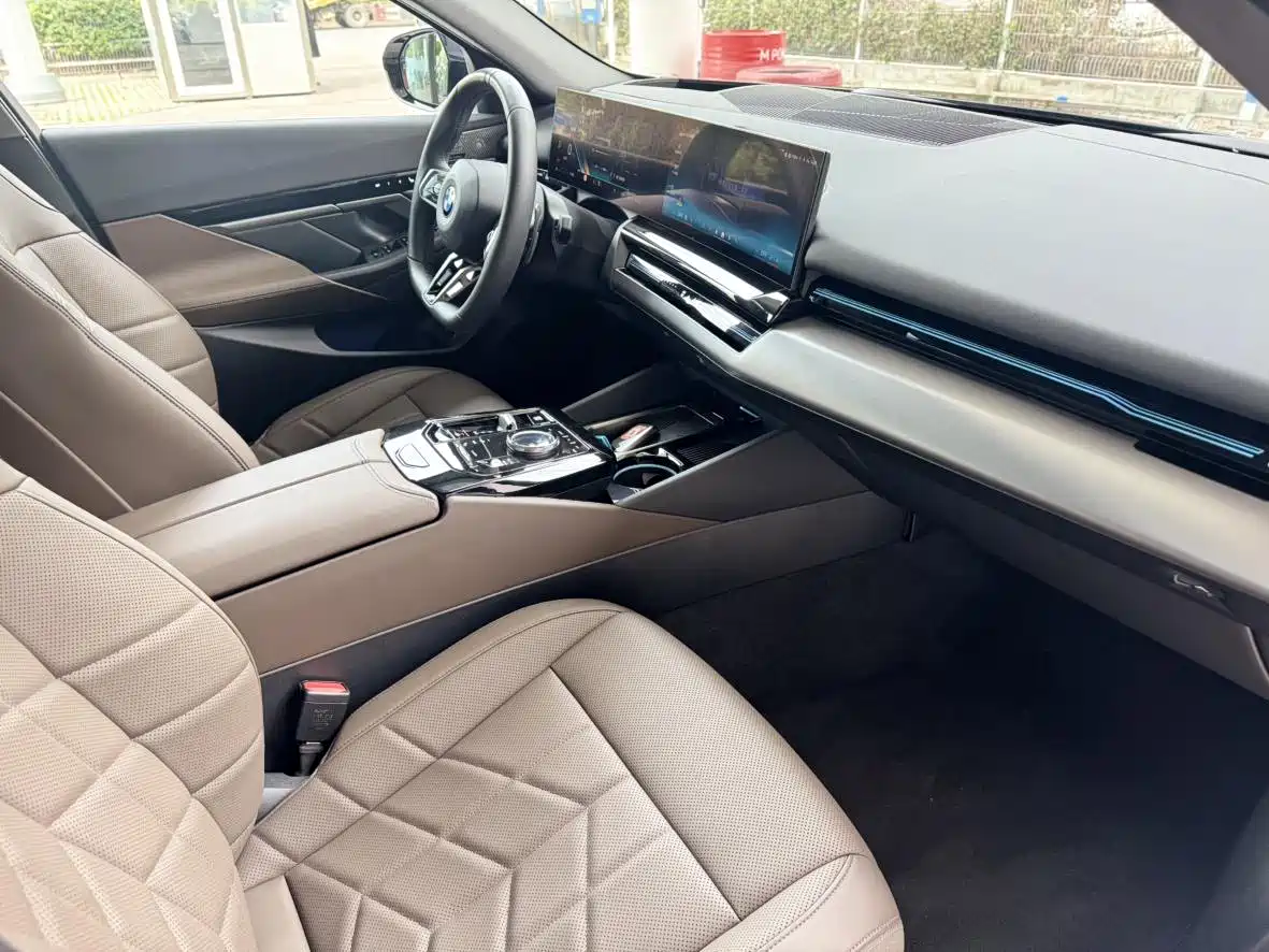 BMW 5 Series 2024 525Li M Sport Package фото 16