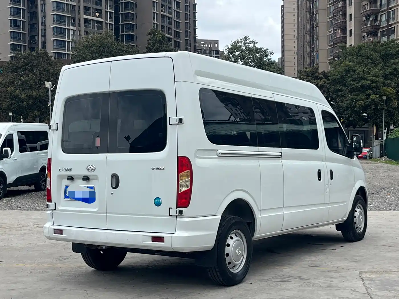 SAIC Maxus Xintu V80 2023 2.0T PLUS Manual All-round King Long Wheelbase Medium Roof 6/7/8/9-seater фото 4
