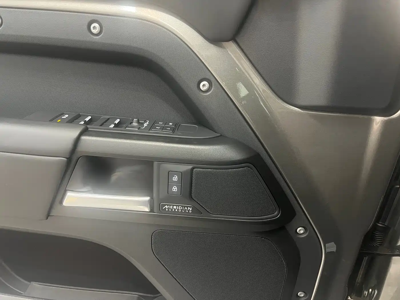 Land Rover Defender 2025 110 3.0T P400 X фото 8