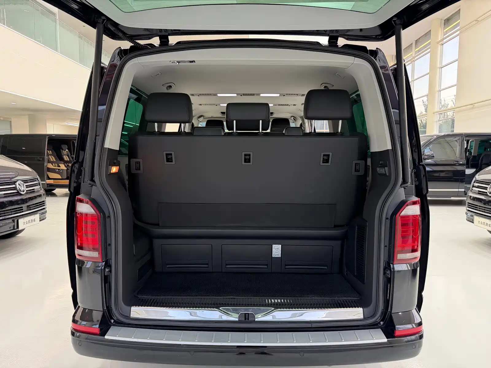 Photo 22 - Volkswagen Multivan
