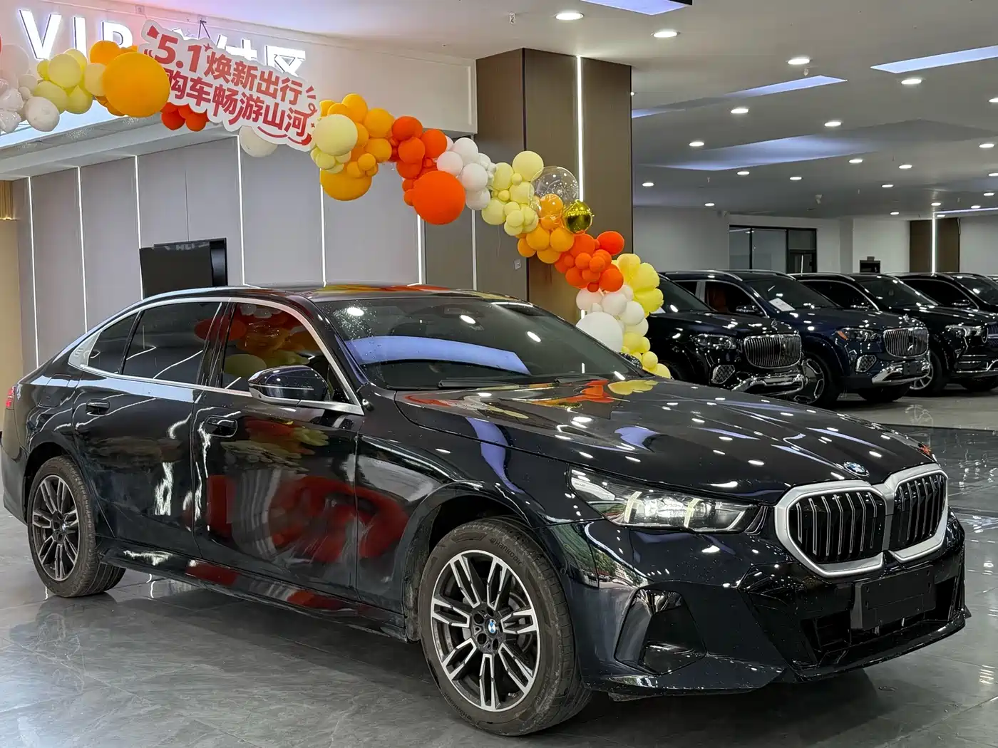 BMW 5 Series 2025 530Li Leading M Sport Package фото 3