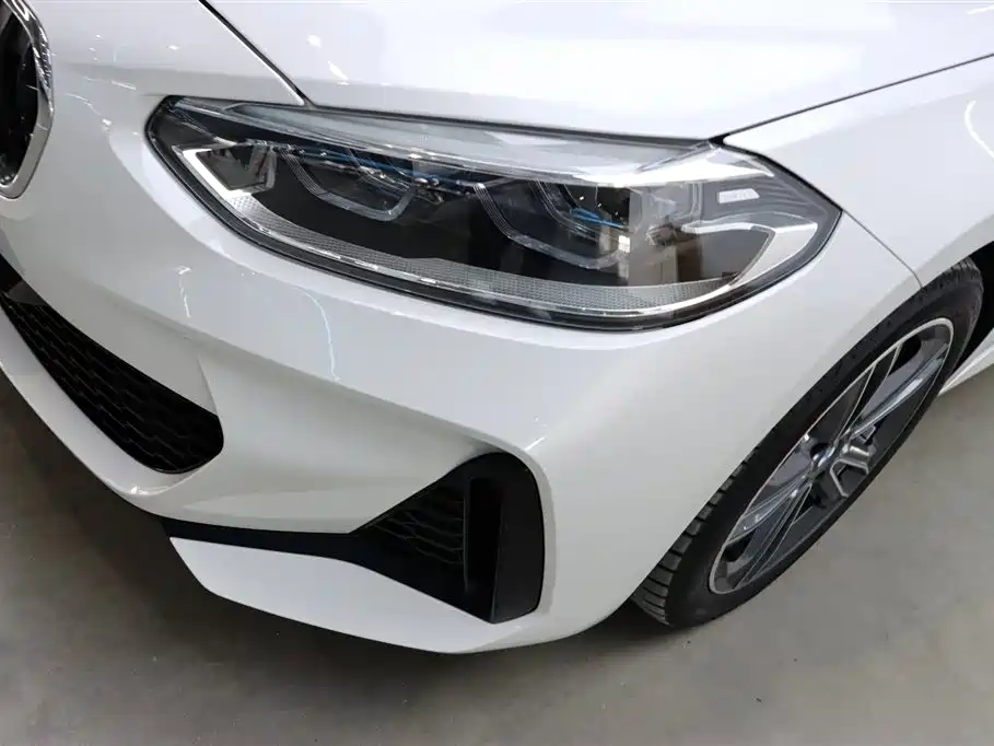 BMW 1 Series 2023 120i M Sport фото 31