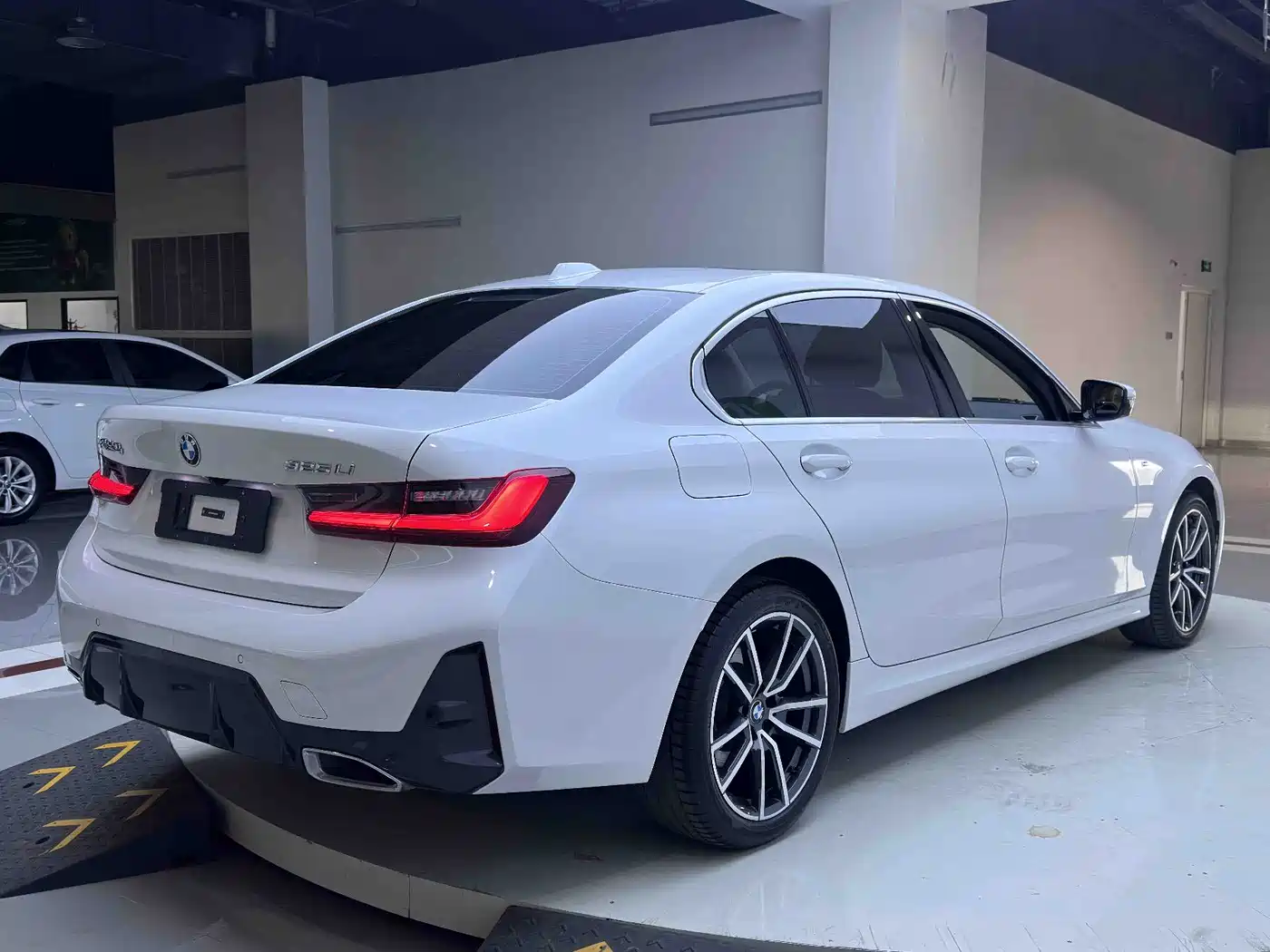 BMW 3 Series 2023 320Li M Sport Package фото 4