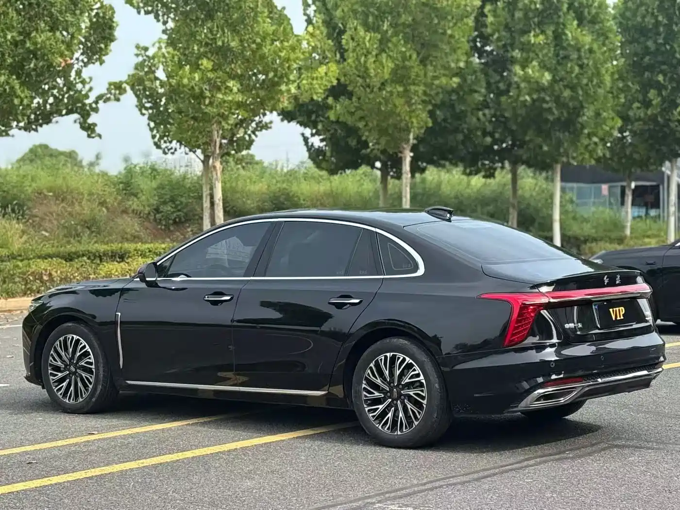 Фото 7 - Hongqi H5