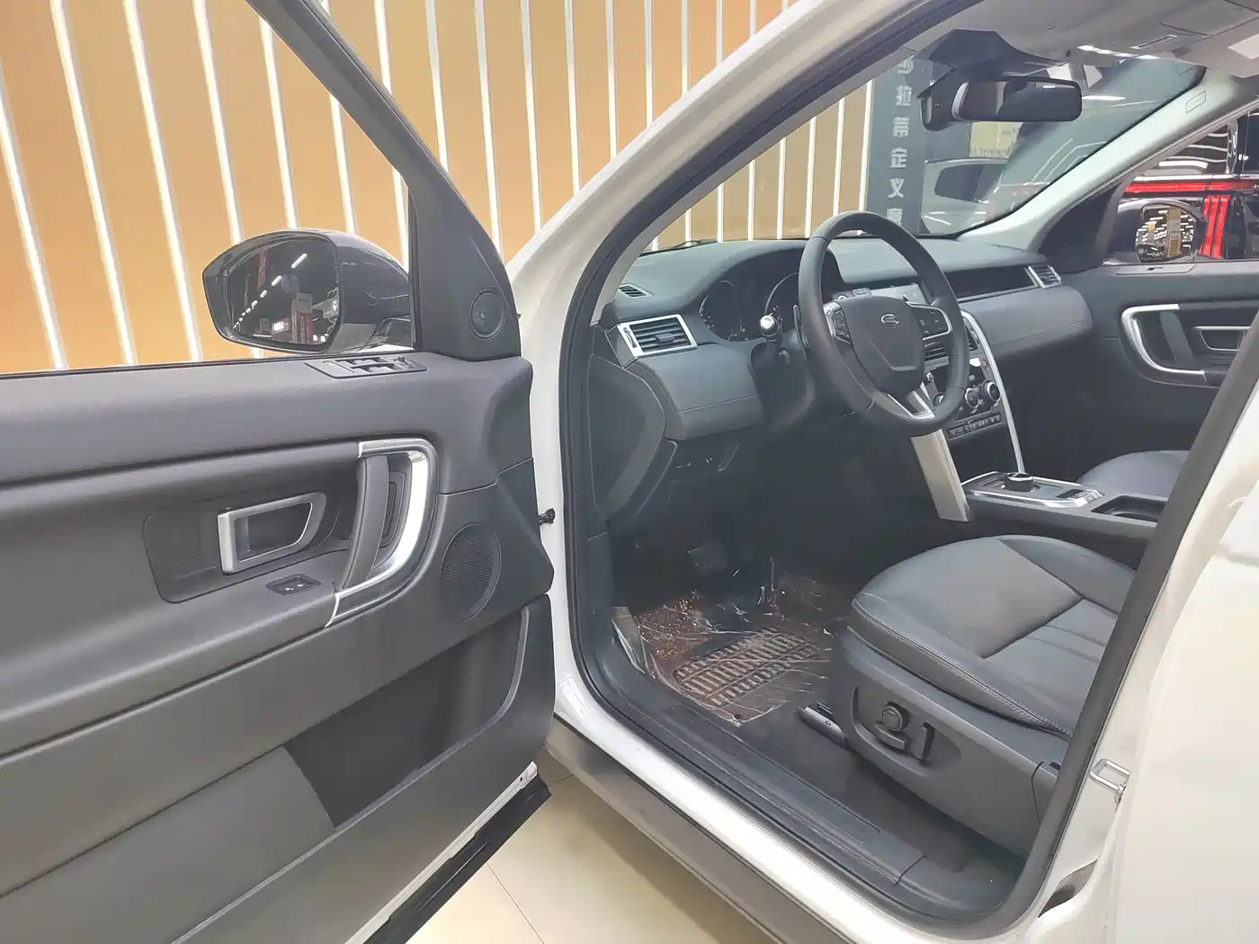 Land Rover Discovery Sport 2018 240PS SE Edition фото 11