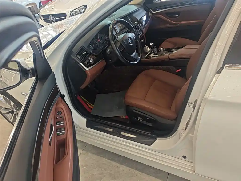 BMW 5 Series 2017 525Li Leading Edition фото 16