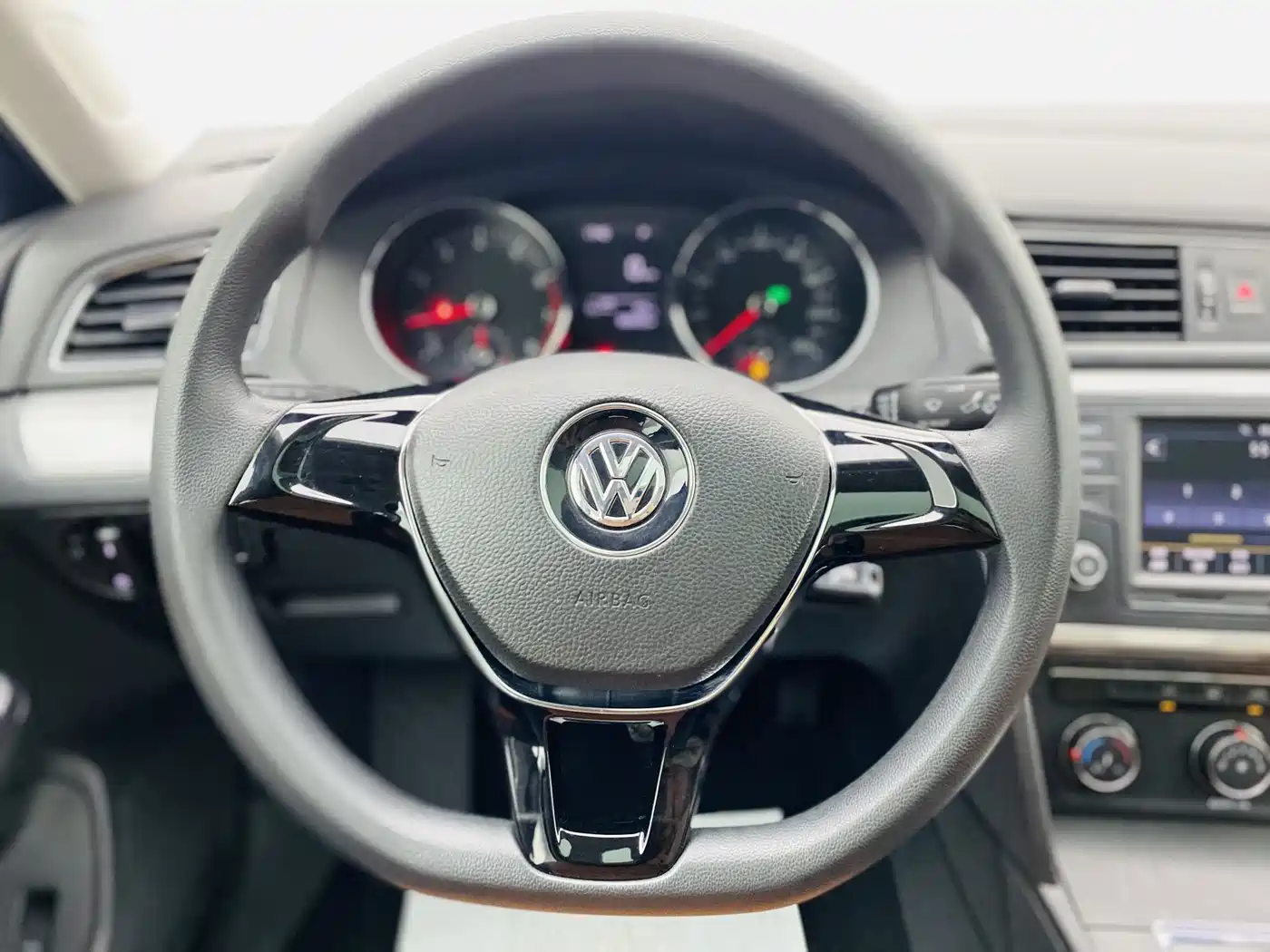 Volkswagen Lamando 2015 230TSI DSG Style фото 8