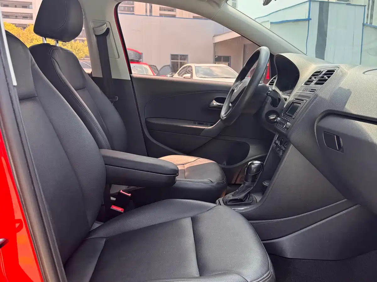 Volkswagen Polo 2014 1.6L Automatic Comfort Edition фото 12