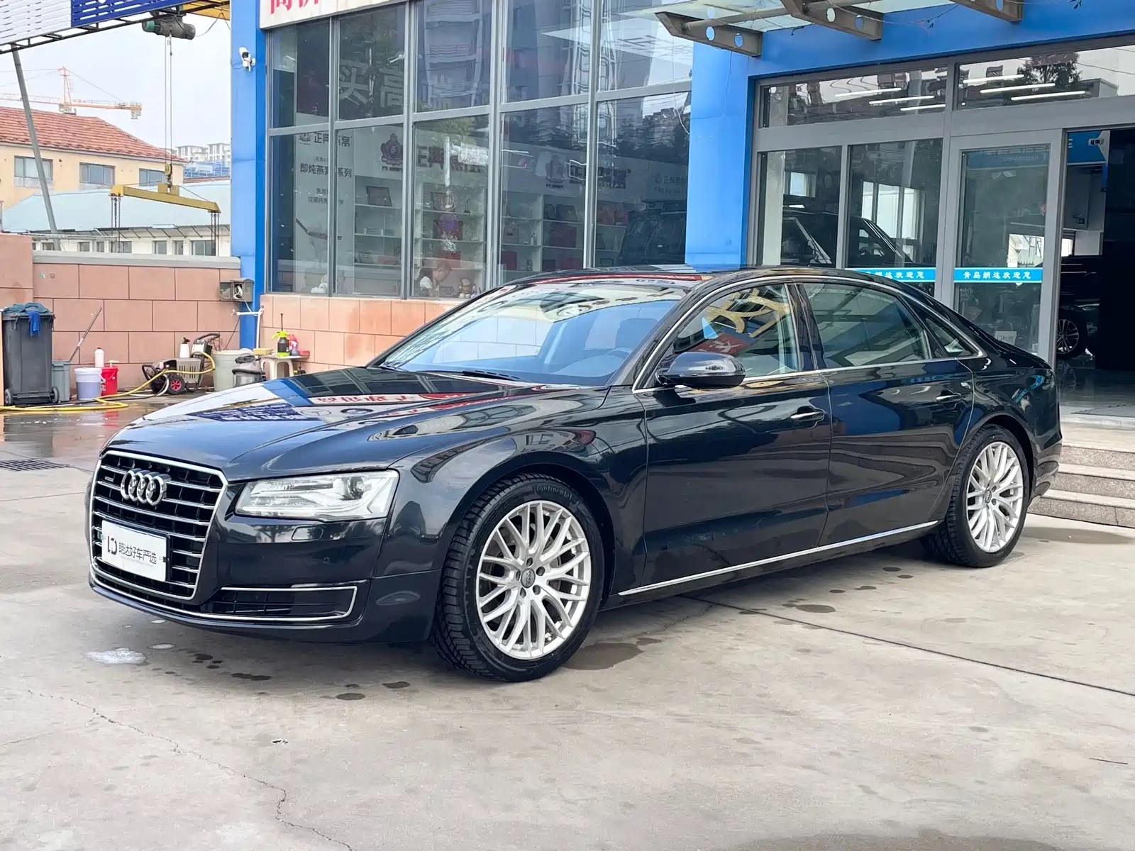 Фото 1 - Audi A8