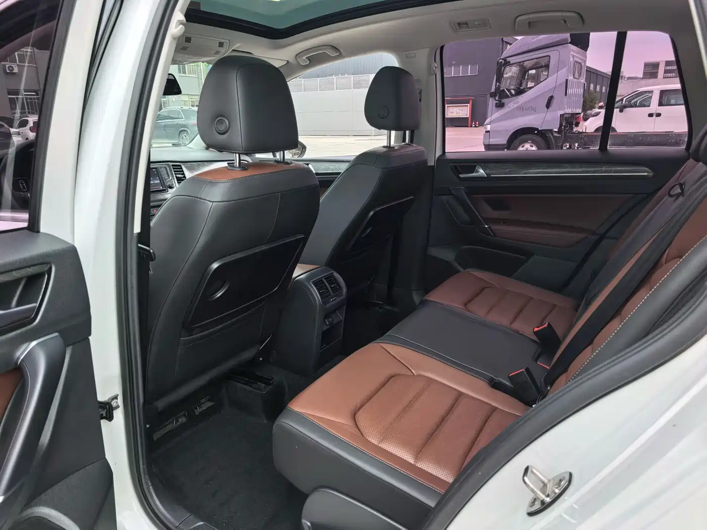 Volkswagen Golf Sportsvan 2016 230TSI Automatic Luxury фото 8