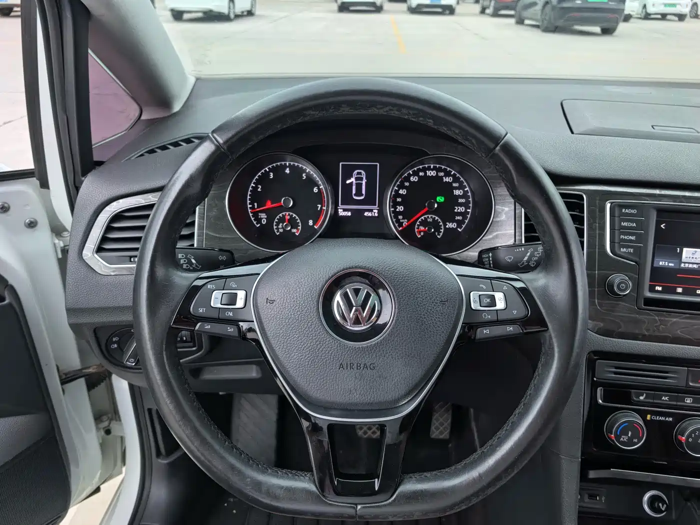 Volkswagen Golf Sportsvan 2016 230TSI Automatic Luxury фото 10