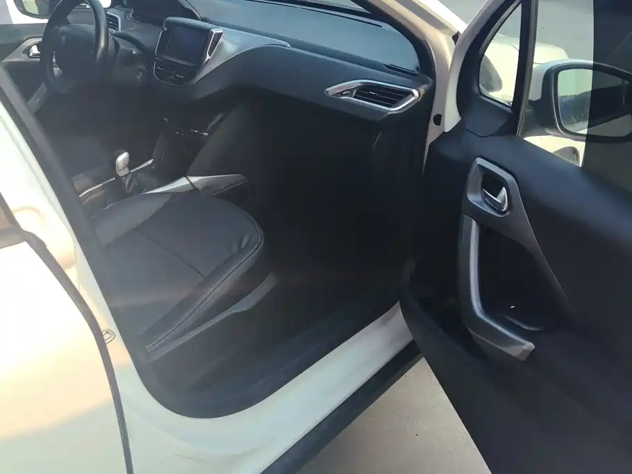 Peugeot 2008 2015 2014 1.6L Manual Fashion Edition