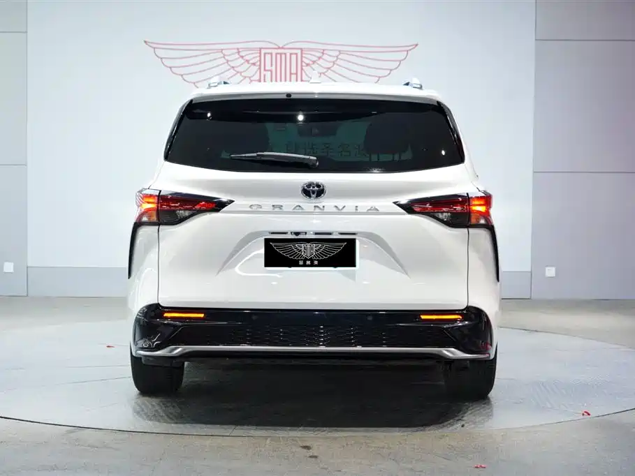 Toyota Granvia 2024 2.5L Hybrid Premium PLUS 4WD Edition фото 6