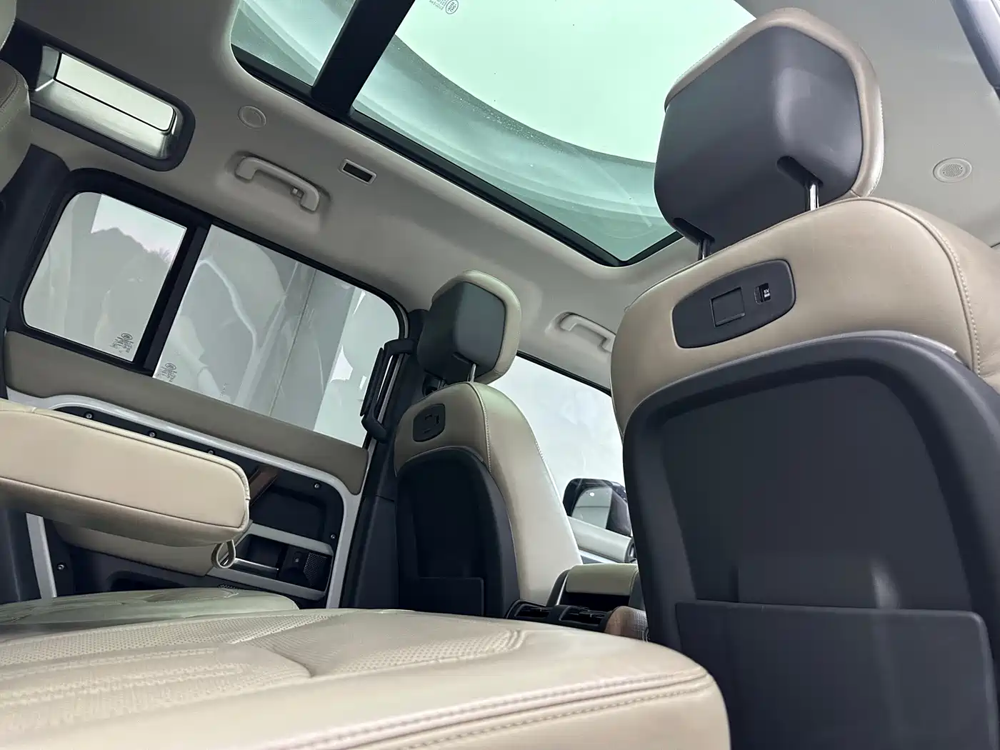 Land Rover Defender 2022 110 P400 Dark Special Edition фото 13