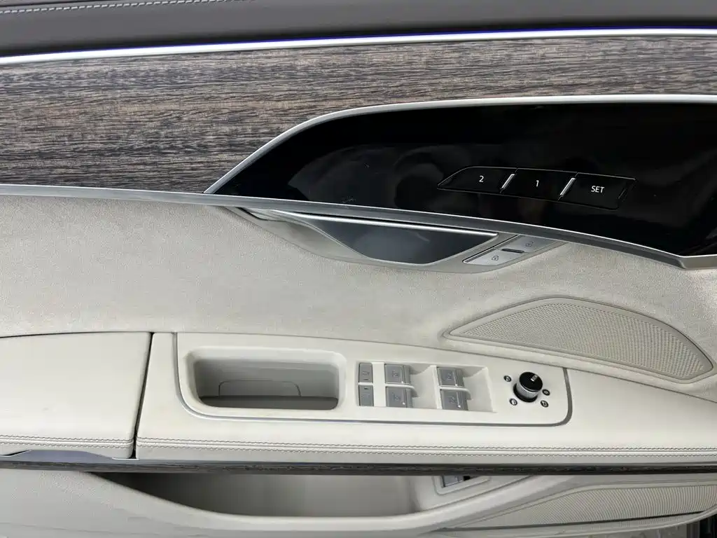 Photo 38 - Audi A8