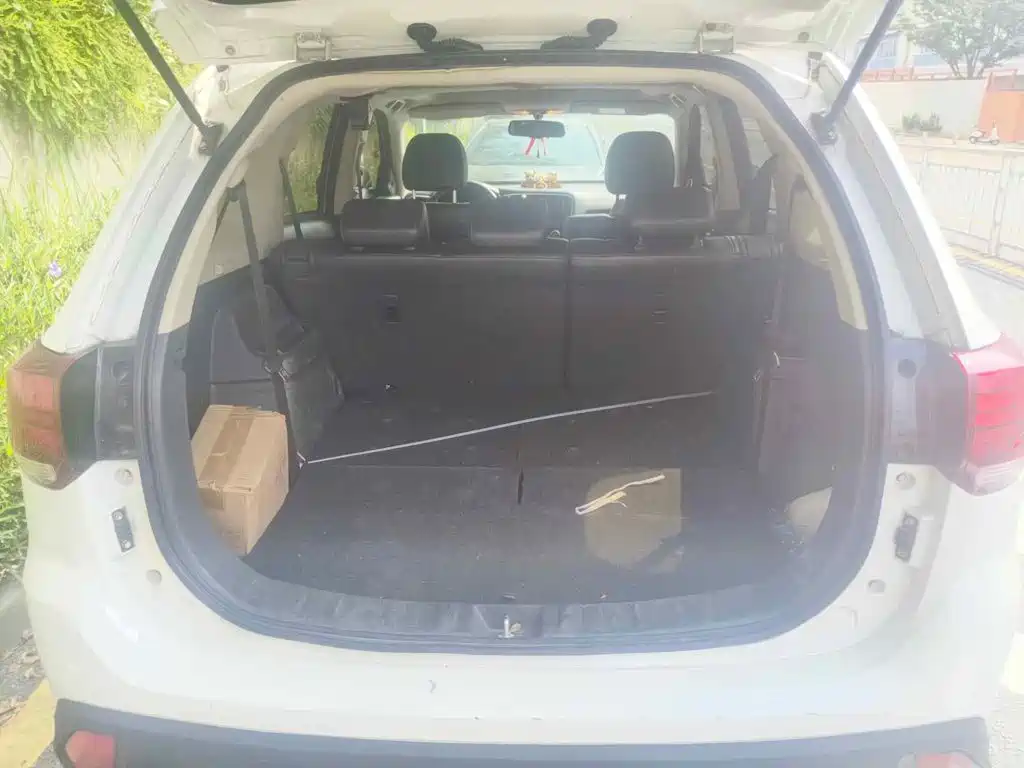 Photo 5 - Mitsubishi Outlander