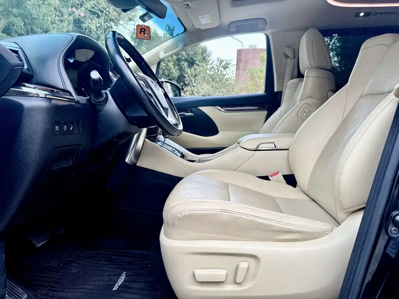 Toyota Alphard 2021 Hybrid 2.5L Luxury фото 4