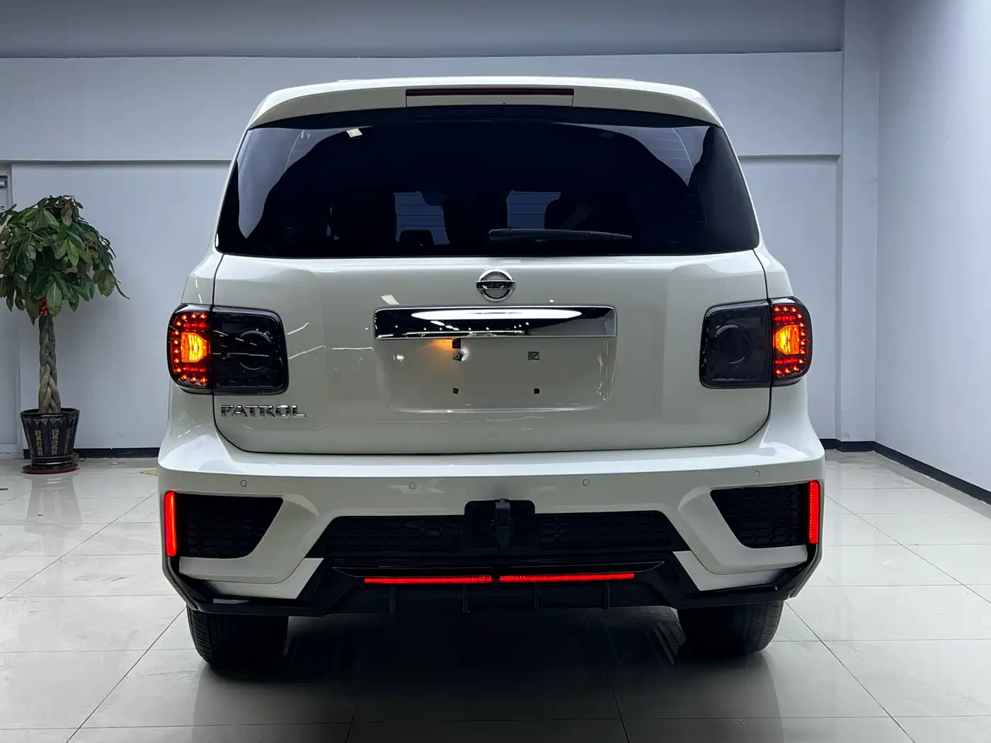 Nissan Patrol 2018 4.0L Leadership фото 14