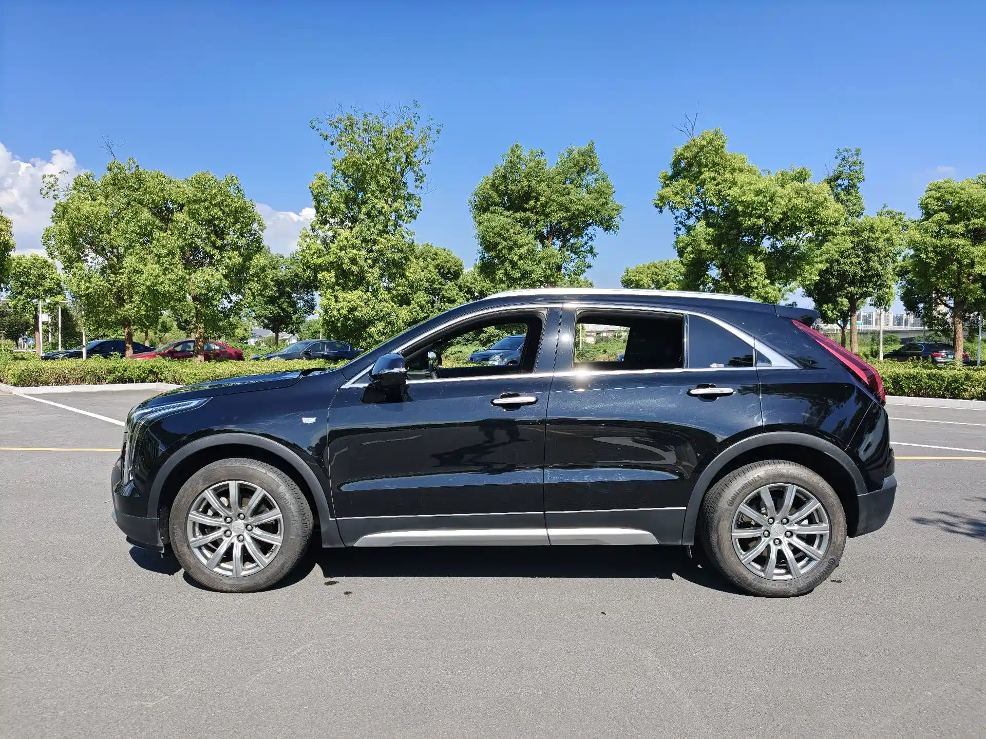 Photo 4 - Cadillac XT4