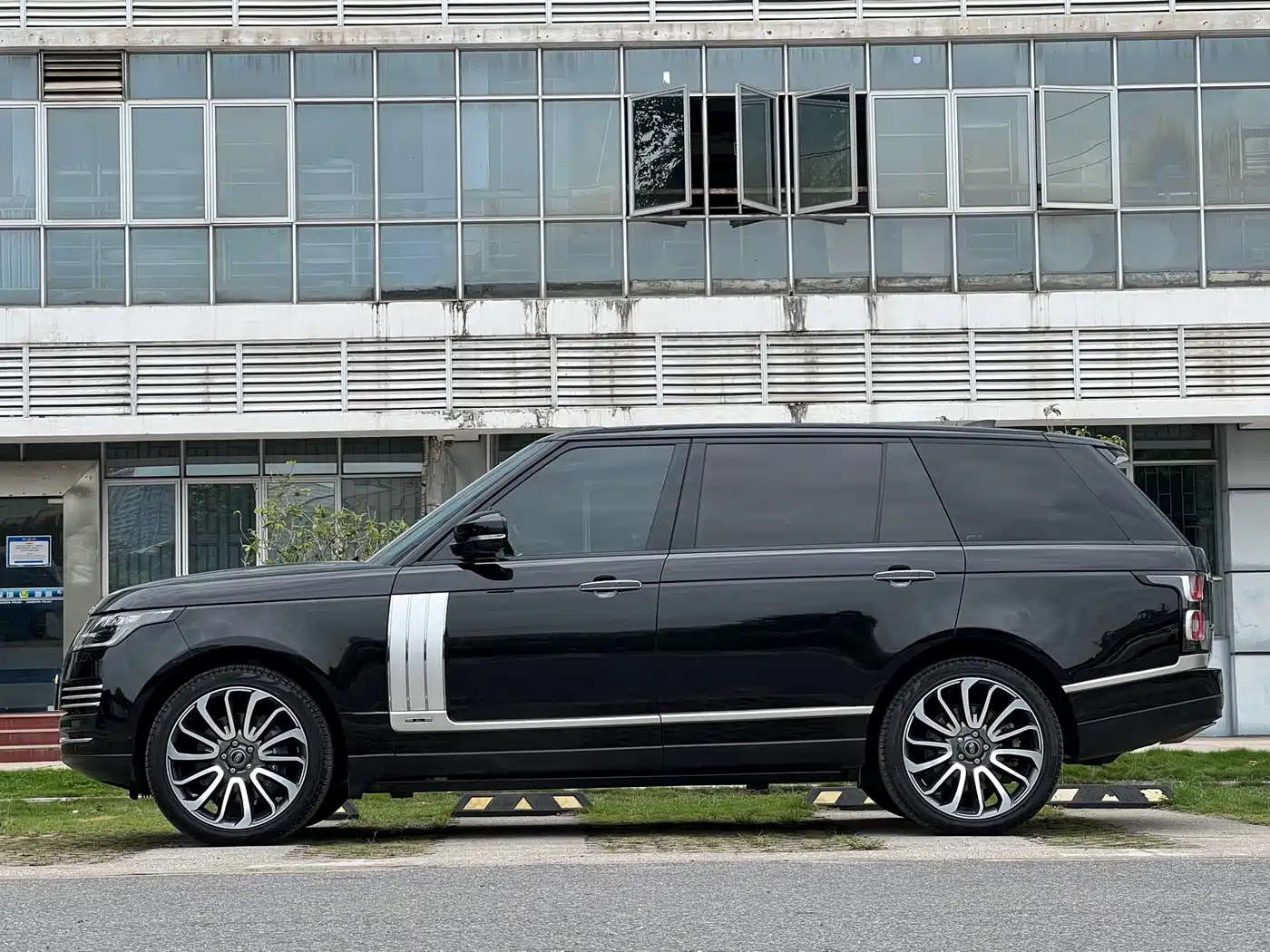 Land Rover Range Rover 2022 3.0 L6 400PS Prestige Genesis Extended Edition фото 7