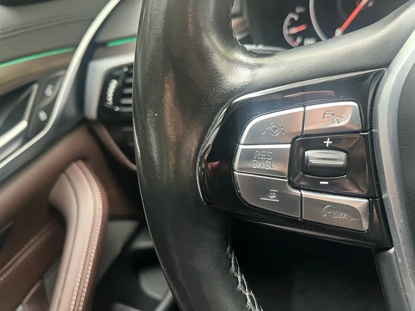 BMW 5 Series New Energy 2019 Facelift 530Le Pioneer Edition фото 34