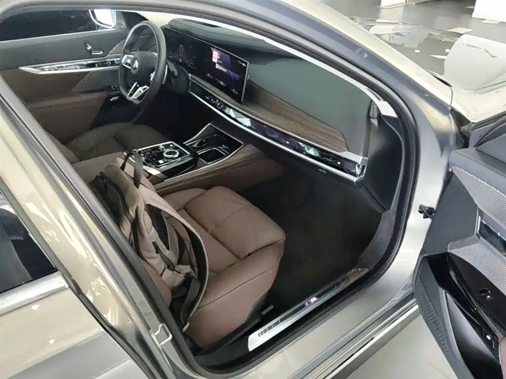 BMW 7 Series 2023 Model 740Li Leading M Sport Package фото 11