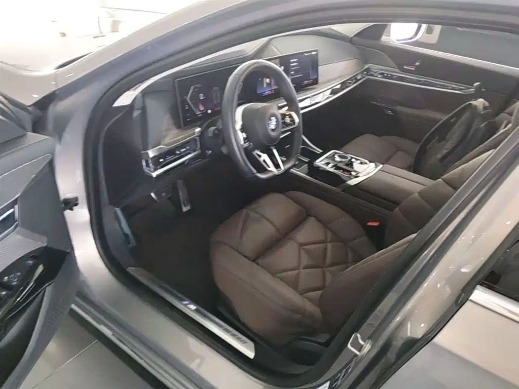 BMW 7 Series 2023 Model 740Li Leading M Sport Package фото 23