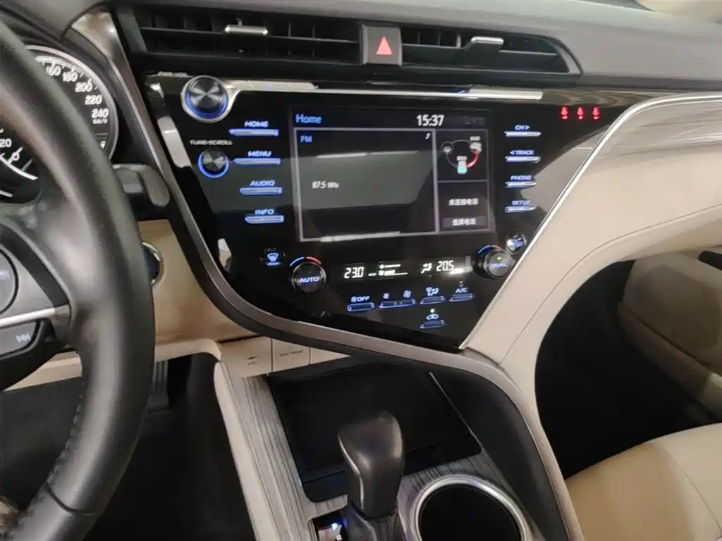 Toyota Camry 2018 Hybrid 2.5HG Luxury Edition фото 20