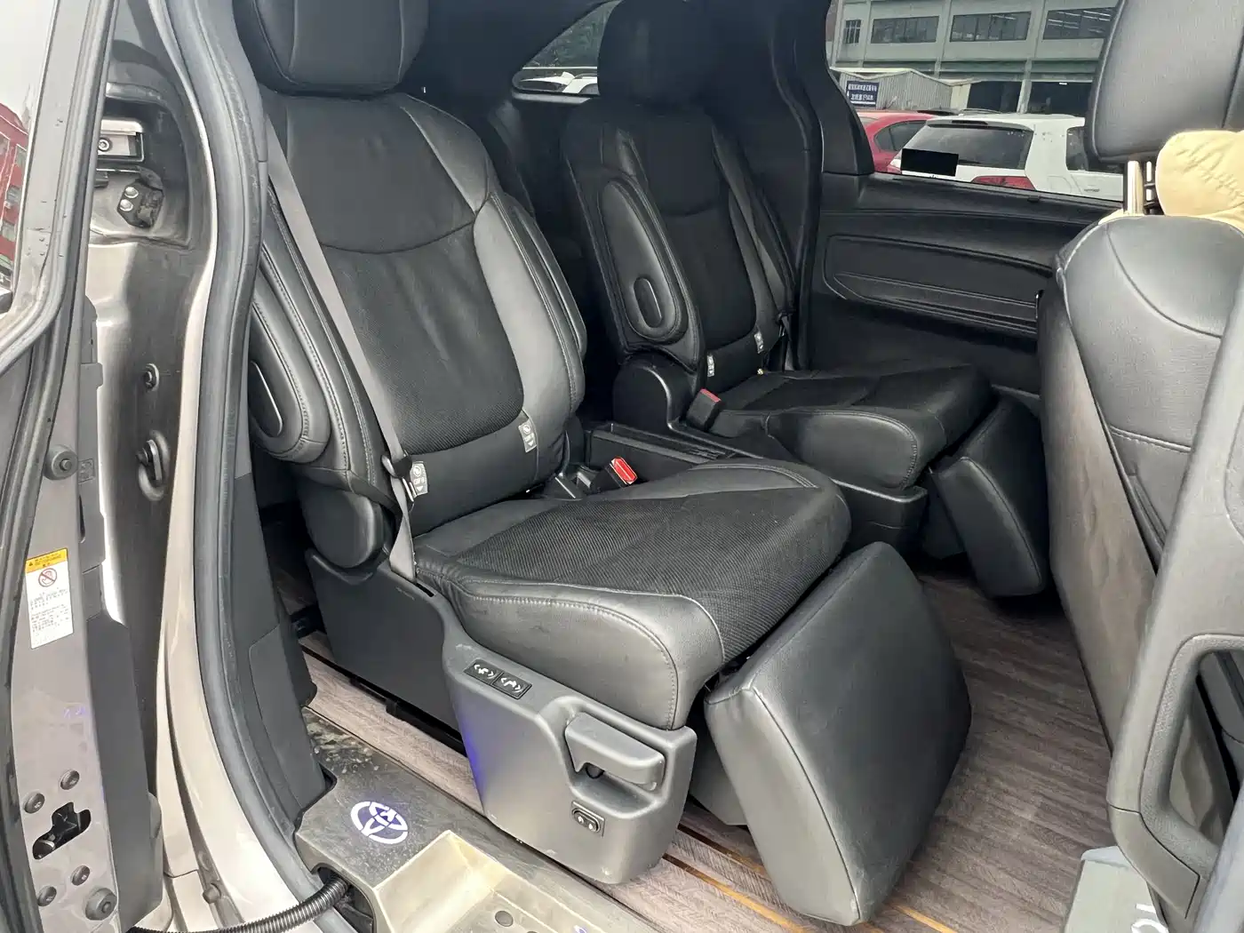 Toyota Sienna 2021 2.5L Hybrid Premium Edition фото 10