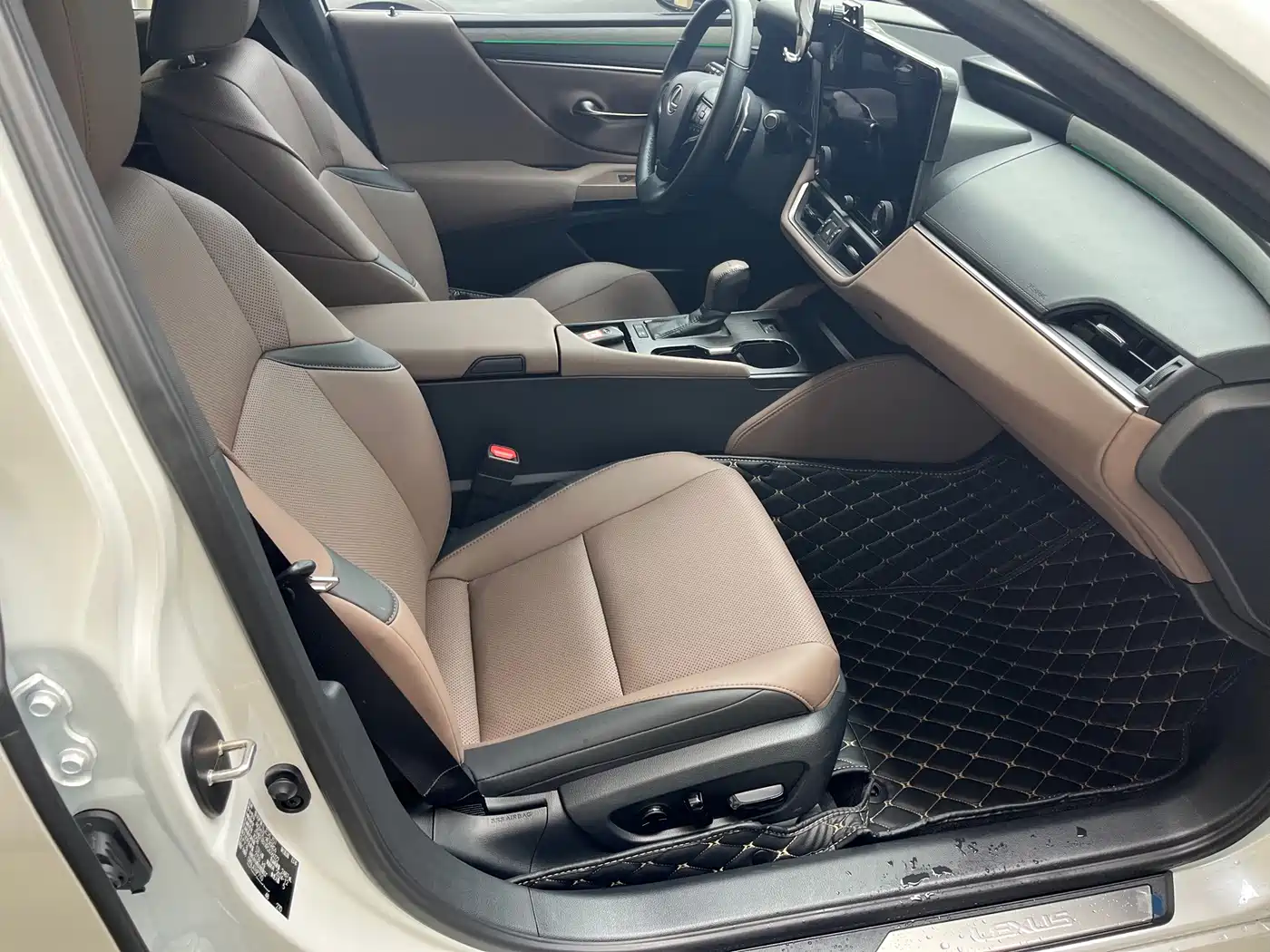 Фото 12 - Lexus ES