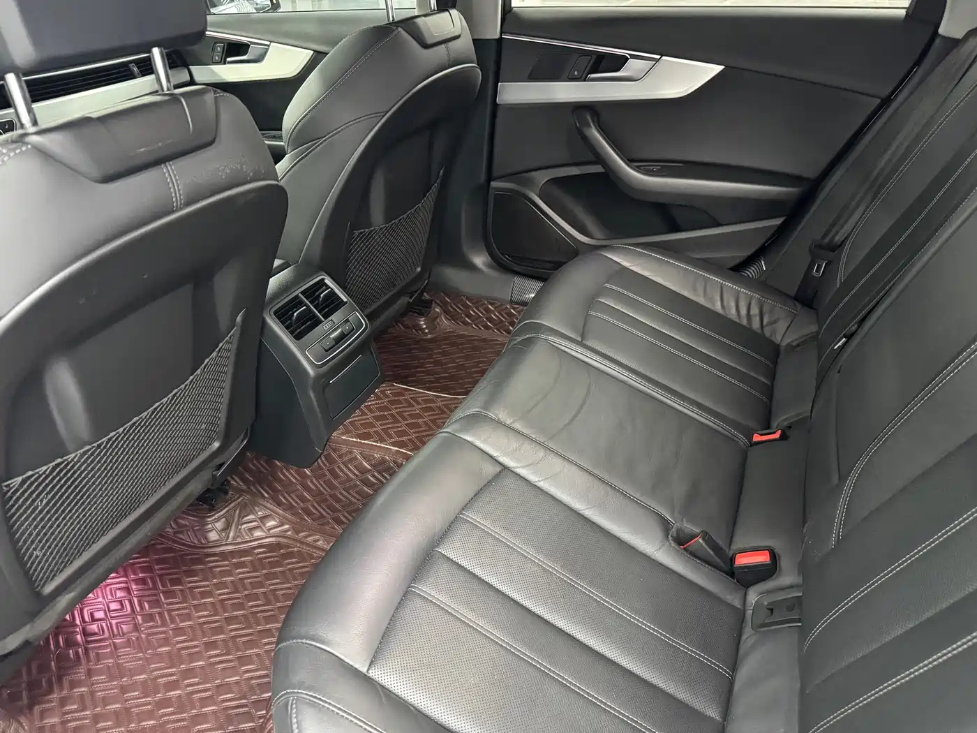 Фото 6 - Audi A4L