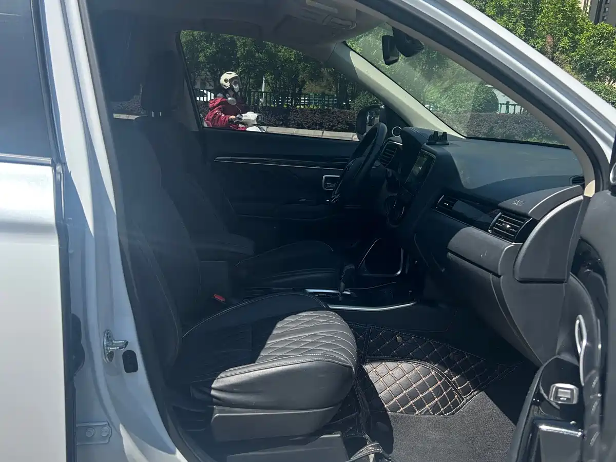 Mitsubishi Outlander 2023 1.5T CVT FWD Premium Edition 5-seater фото 9