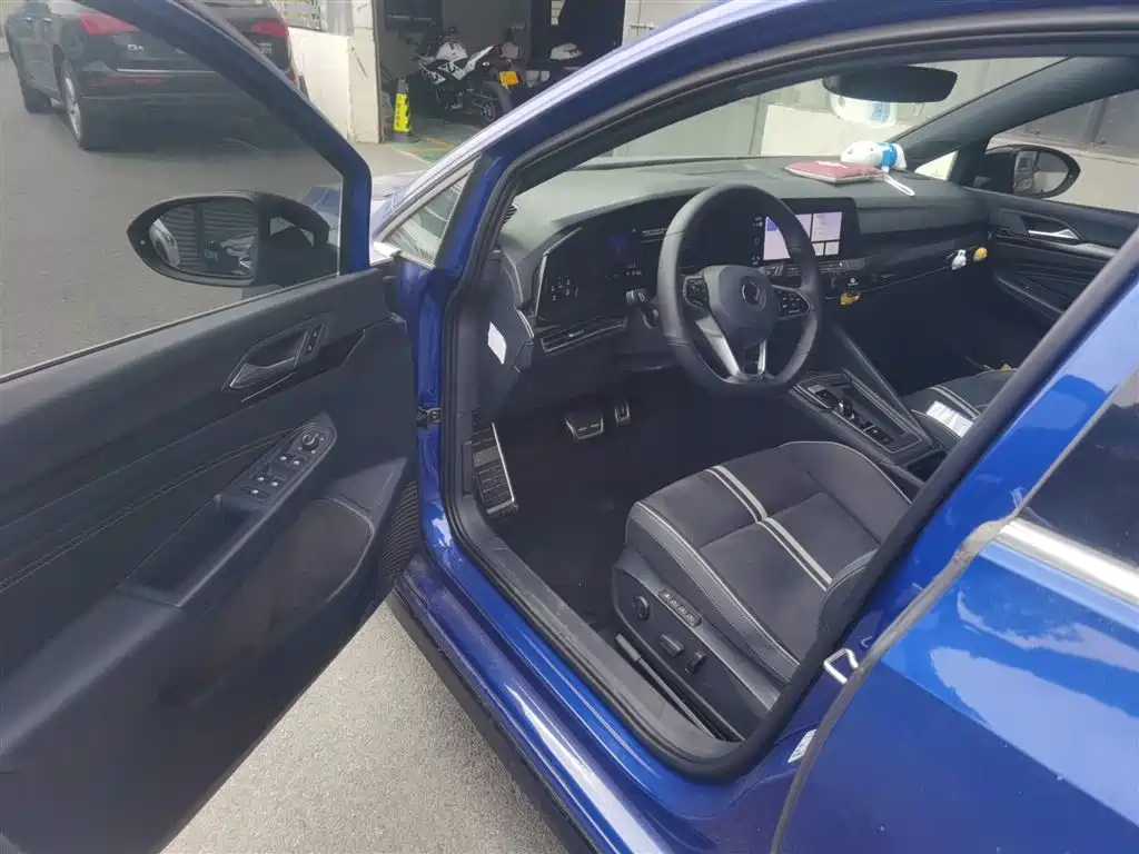 VOLKSWAGEN GOLF