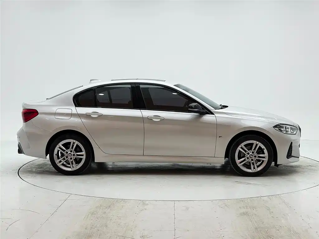 BMW 1 Series 2022 120i M Sport Shadow Edition фото 9