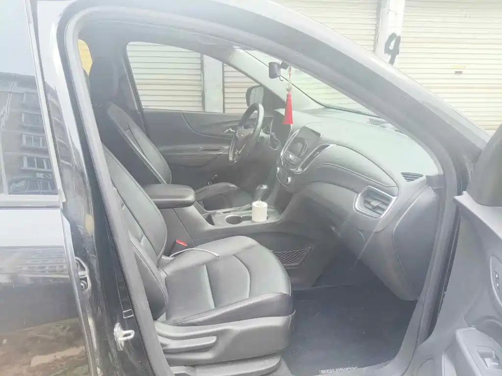 Photo 12 - Chevrolet Equinox