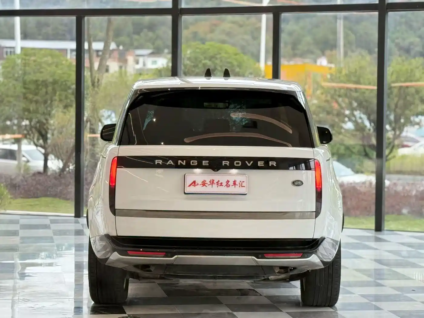 Land Rover Range Rover 2023 3.0 L6 360PS Golden Age Edition фото 4