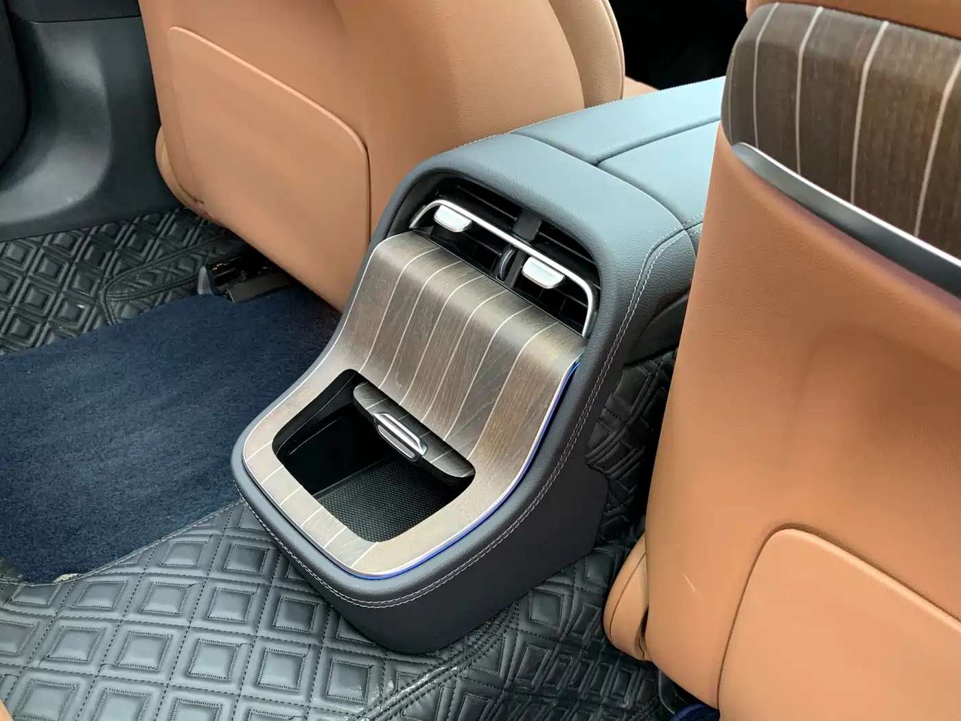 Mercedes-Benz E-Class 2024 Model E 300 L Luxury фото 31