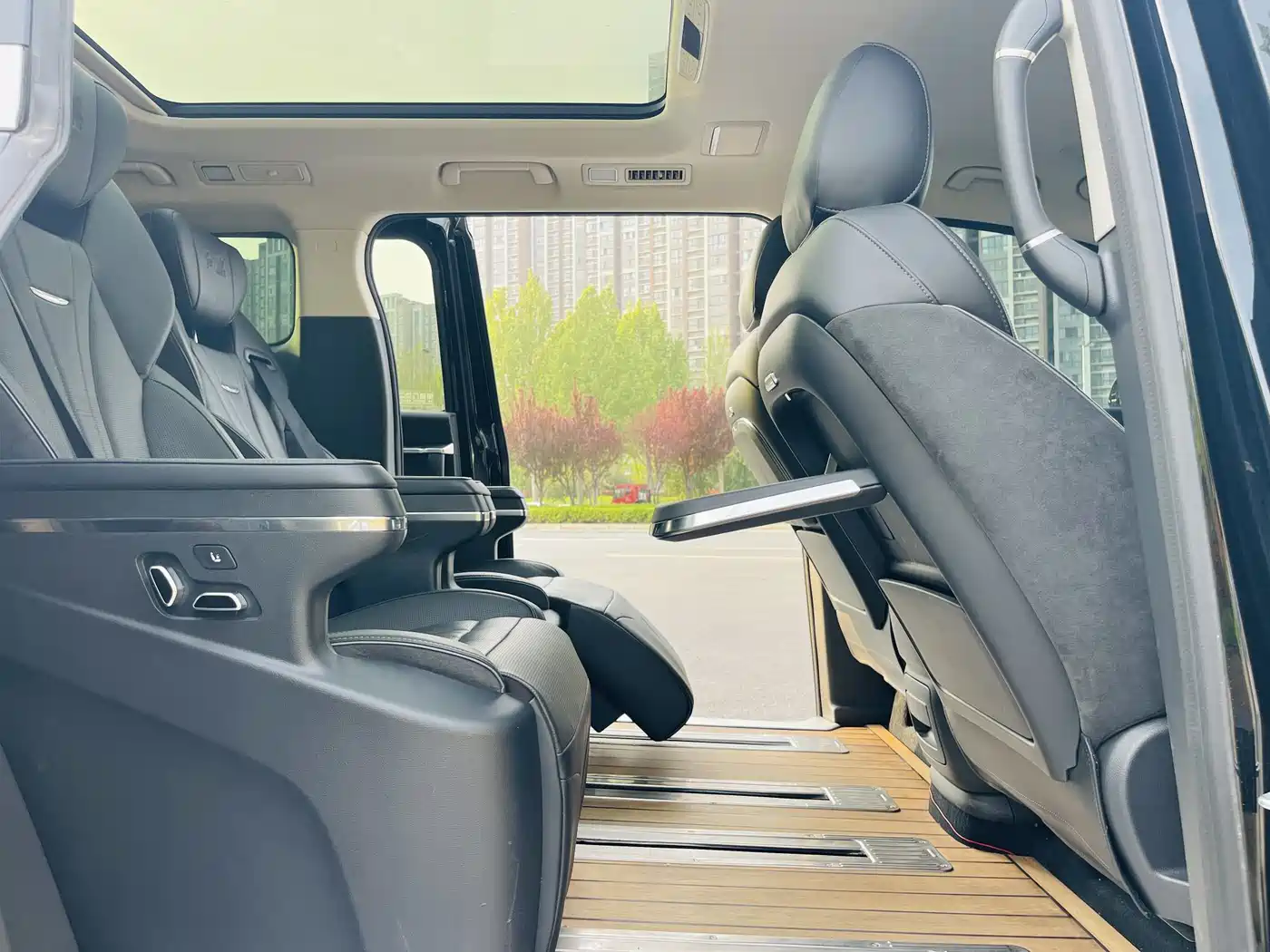 Hongqi HQ9 2023 2.0T Smart Connect Flag Enjoy Edition фото 29