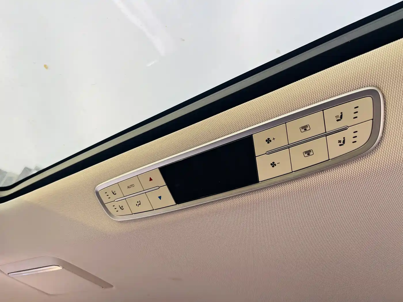 Hongqi HQ9 2023 2.0T Smart Connect Flag Enjoy Edition фото 23