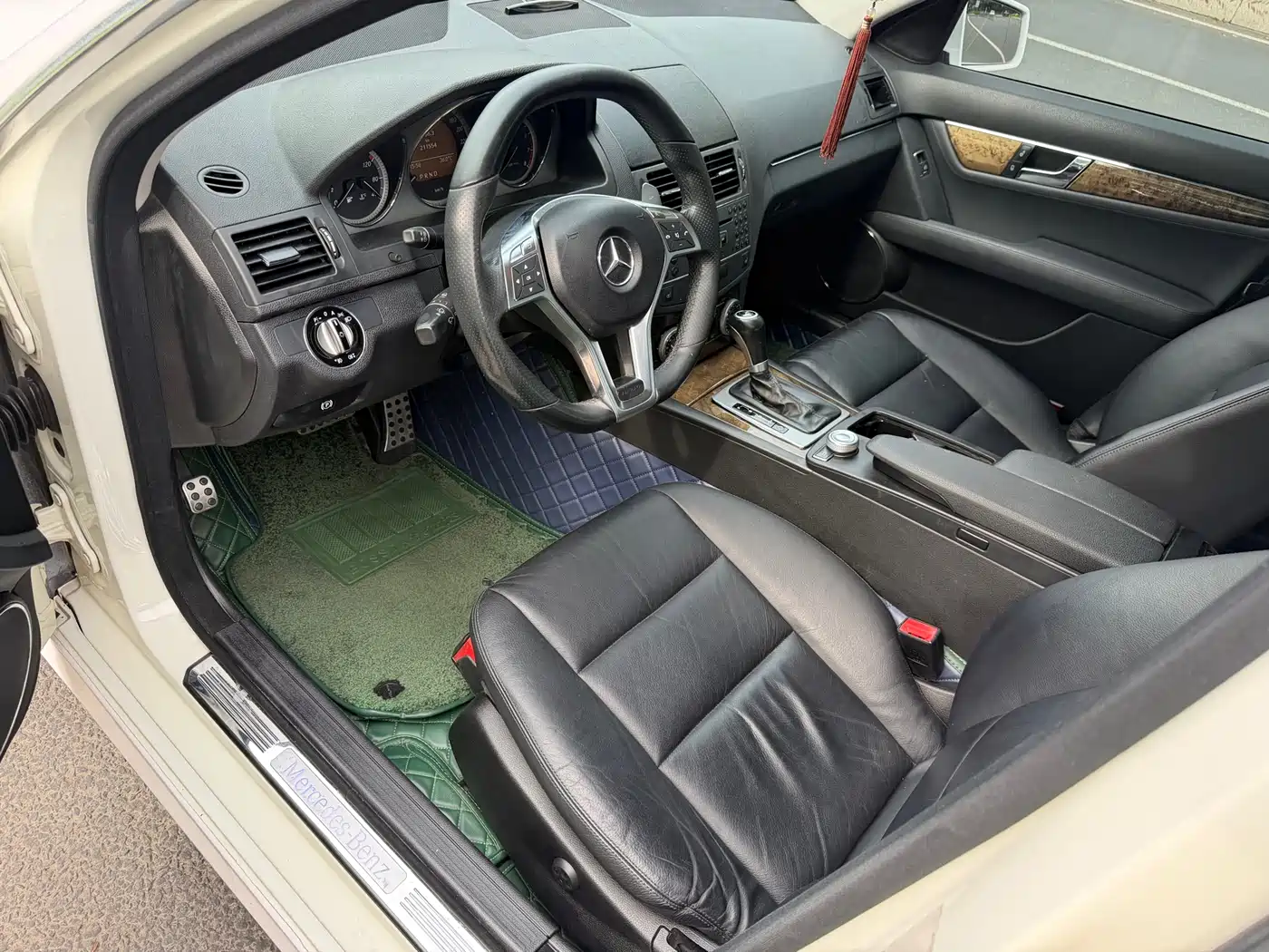 Photo 10 - Mercedes-Benz C-Class