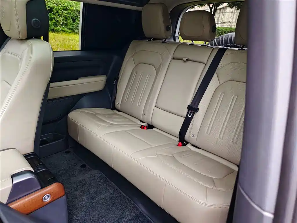 Land Rover Defender 2022 Model 90 2.0T P300 Tiger Ambition Edition фото 9