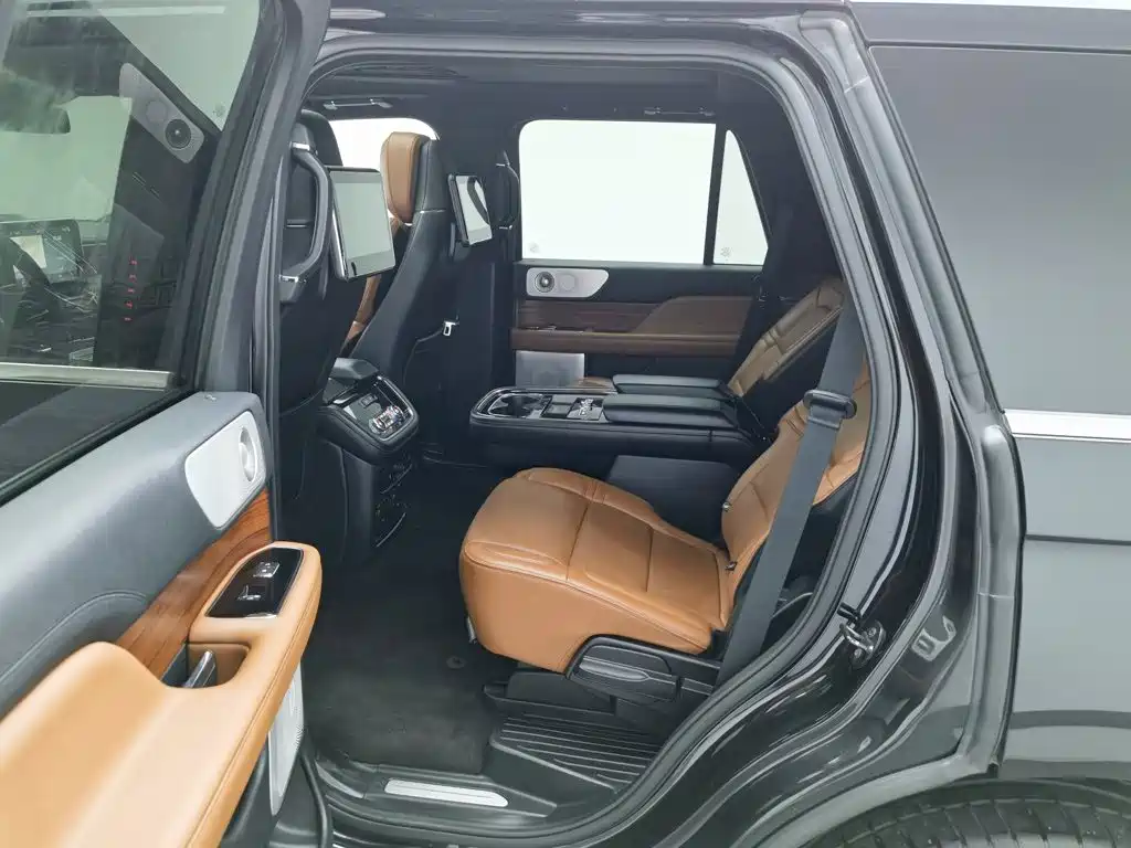 Фото 15 - Lincoln Navigator