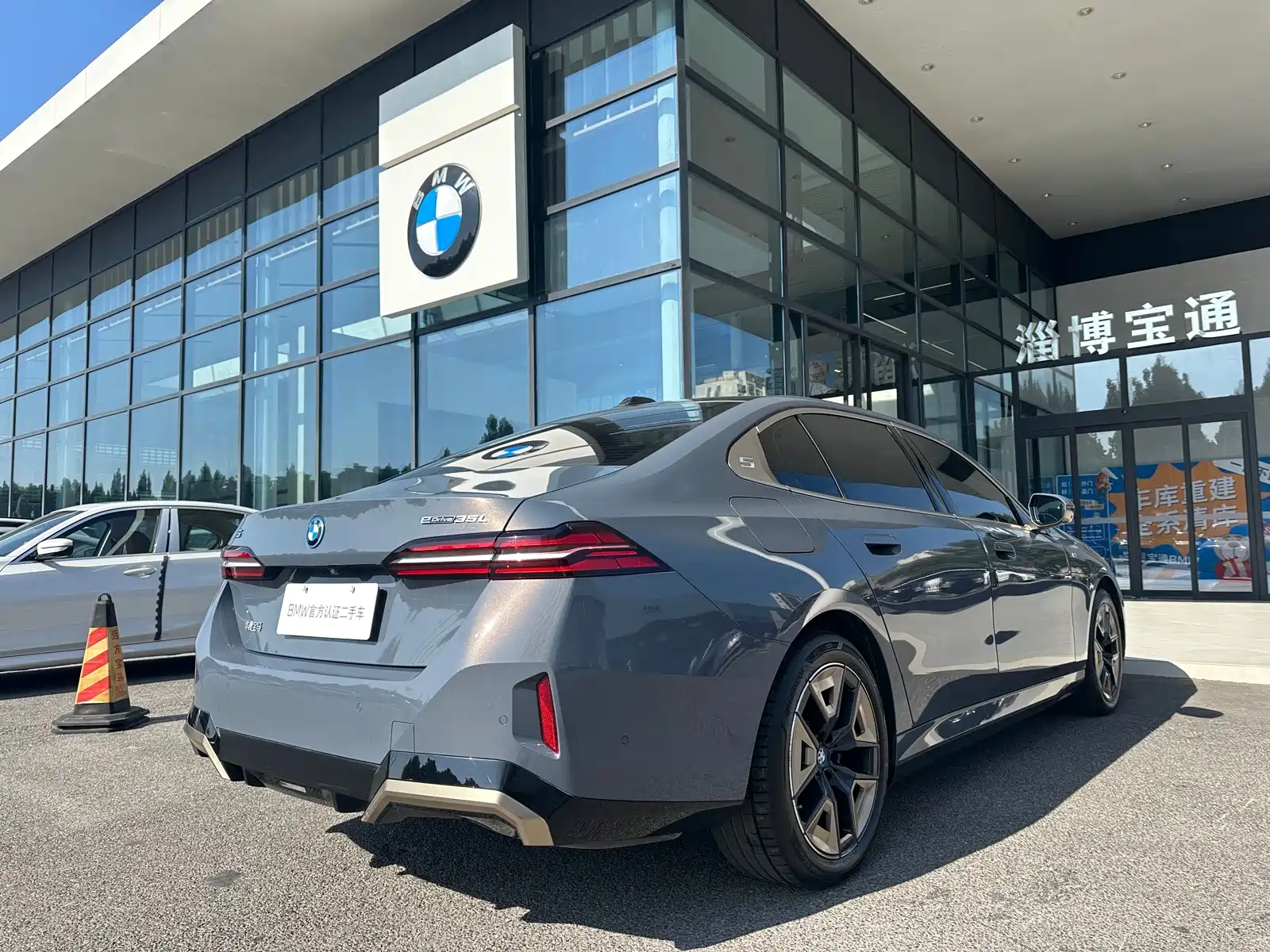 Фото 14 - BMW i5