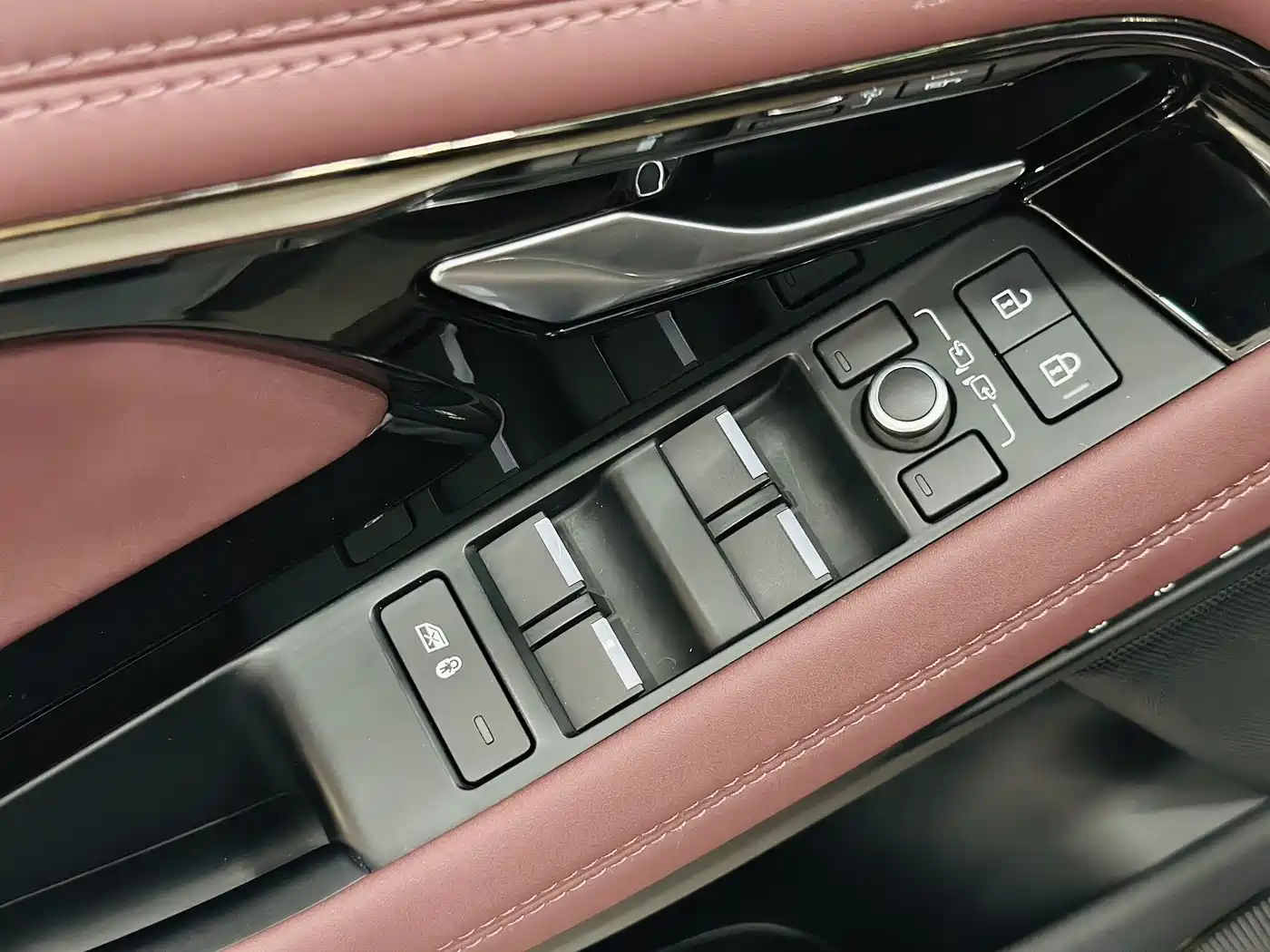 Land Rover Range Rover Evoque 2024 Range Rover Evoque L 249PS Light Master Edition фото 16