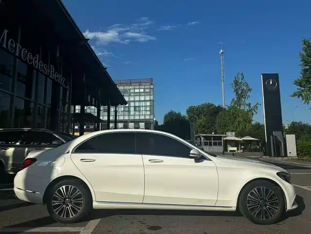 Mercedes-Benz C-Class 2018 C 200 L — фото 4